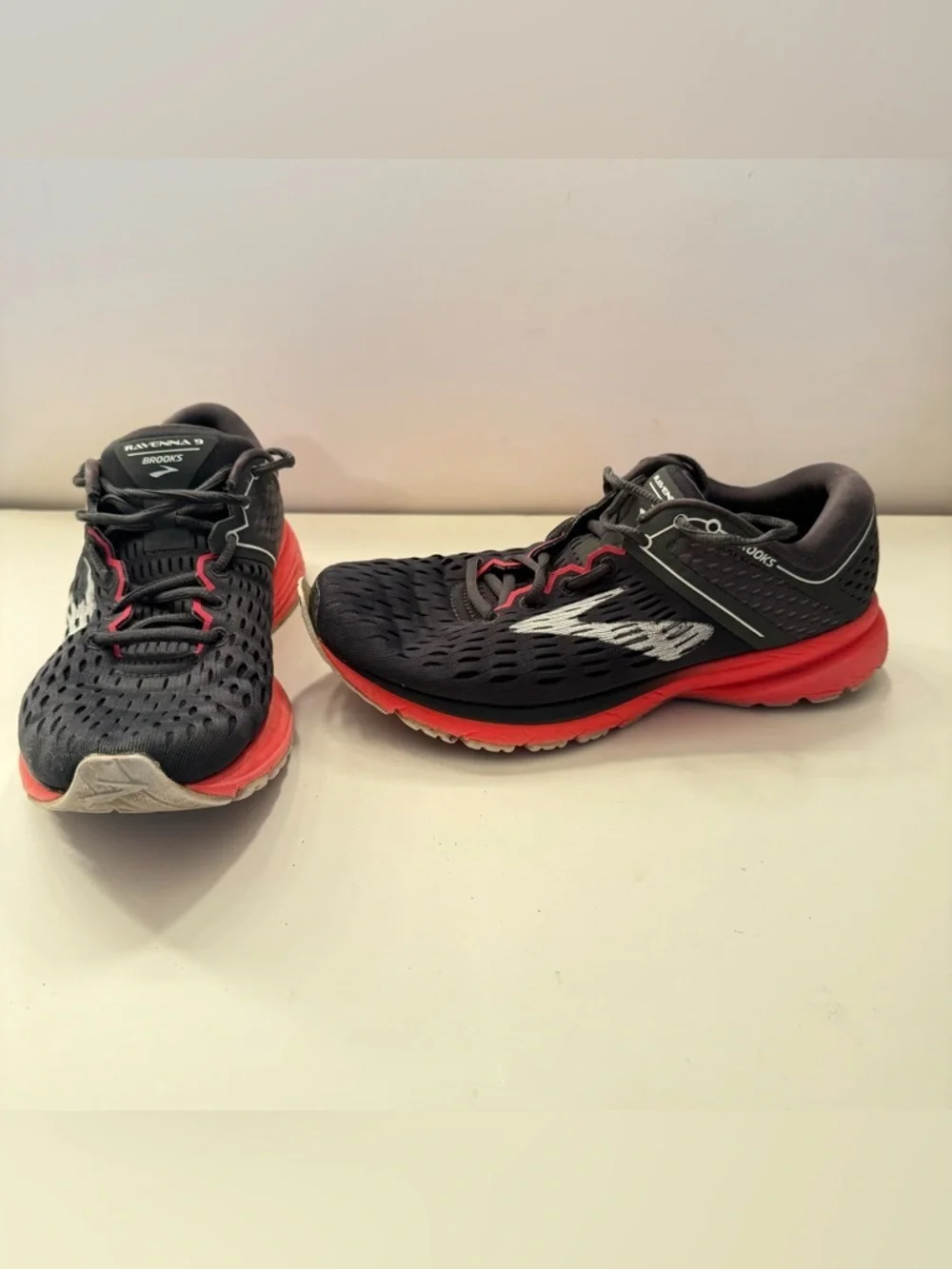Brooks Ravenna 9 Womens Size Ebony/Diva Pink Walking Jogging Running Shoes